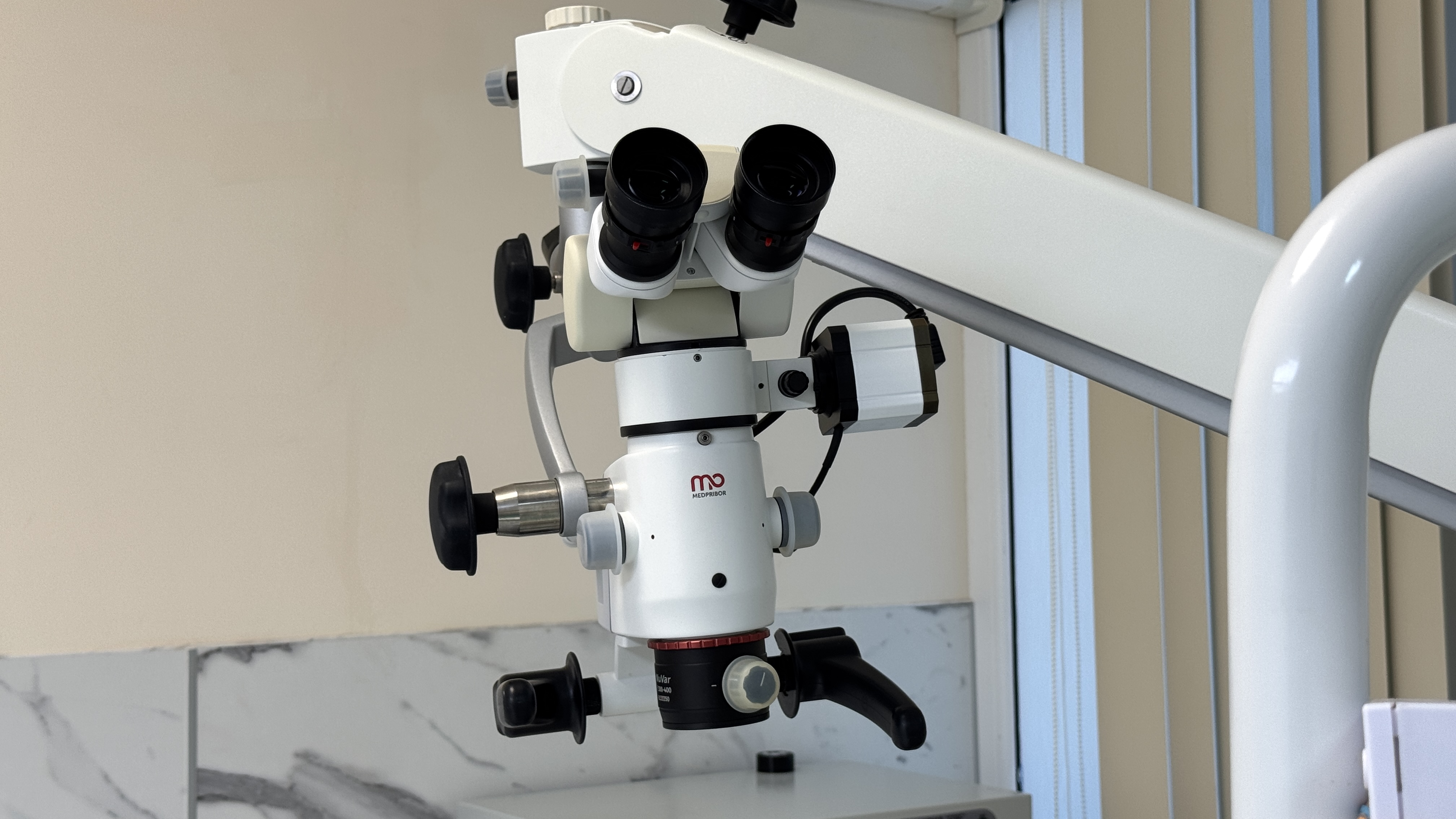 Микроскоп в лечебном кабинете 3D Стоматологии